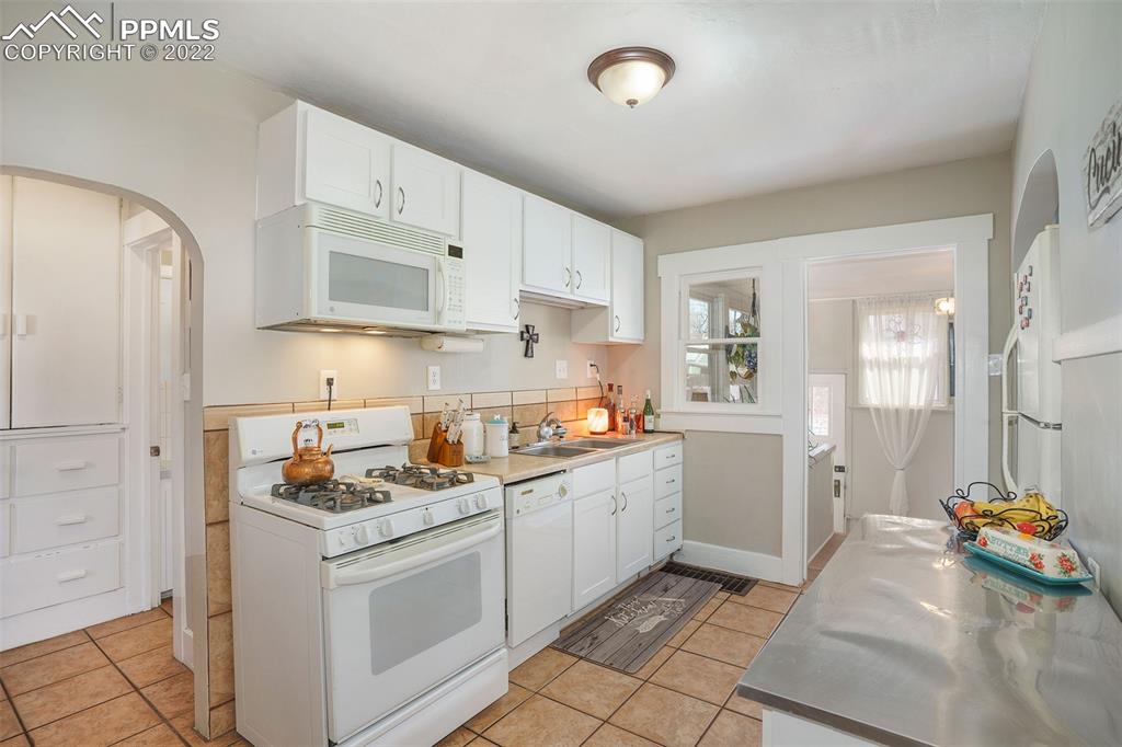 1009 East Monument Street Colorado Springs, CO 80903 - Photo 10 of 38