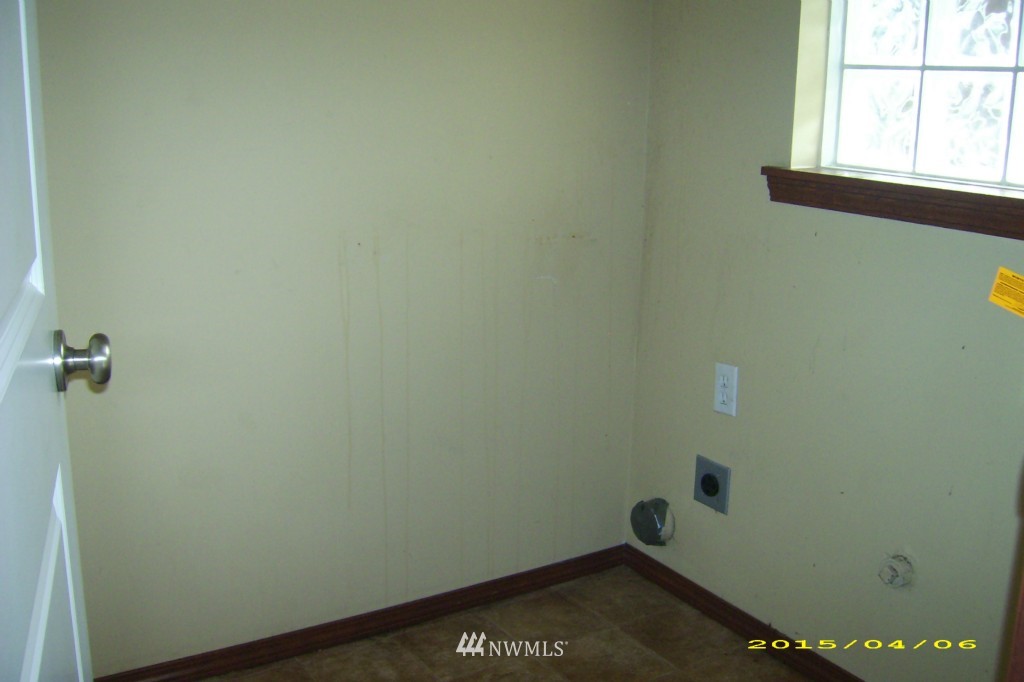 11911 East Gibson Road, Unit B Everett, WA 98204 - Photo 17 of 19 a view of a small space
