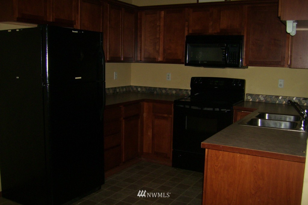 11911 East Gibson Road, Unit B Everett, WA 98204 - Photo 7 of 19 a kitchen with a refrigerator and a stove