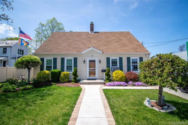 $575,000 | 3 Park Avenue, Baldwin, NY 11510