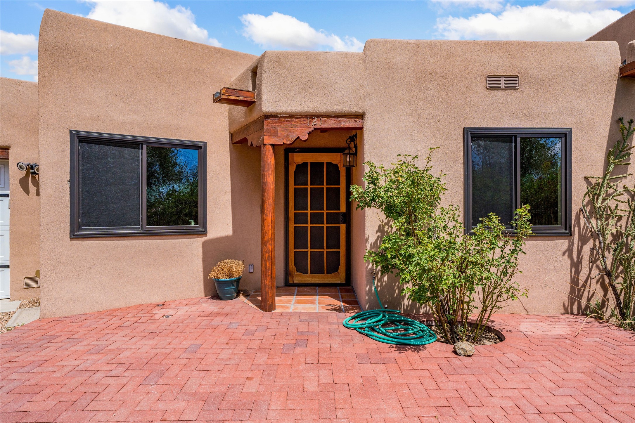 121 Del Rio Drive Santa Fe, NM 87501 - Photo 3 of 24