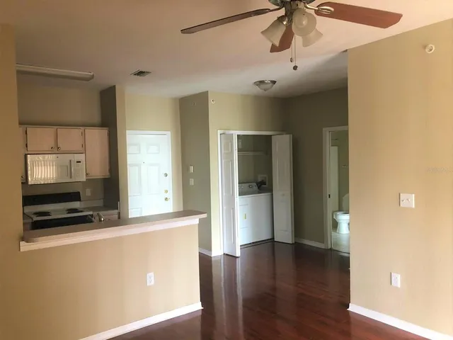 $1,350 | 5471 Vineland Road, Unit 7310, Orlando, FL 32811