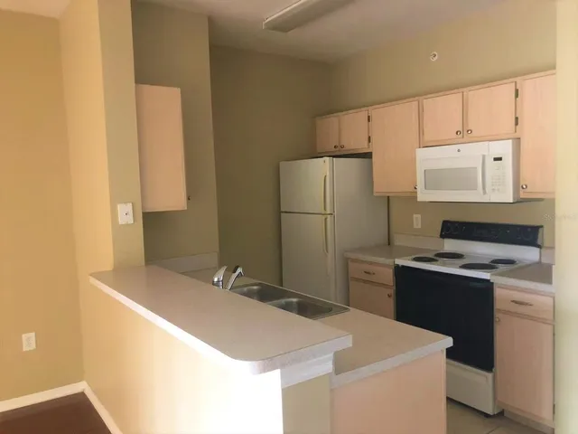 $1,350 | 5471 Vineland Road, Unit 7310, Orlando, FL 32811