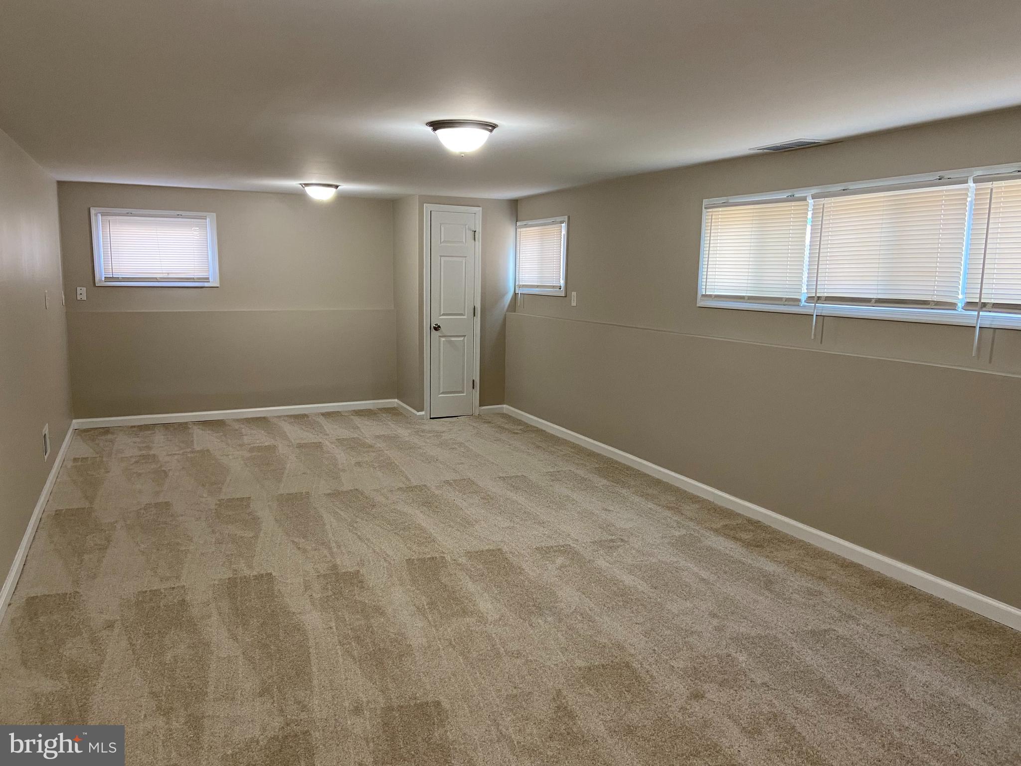 82 West Stephen Drive Newark, DE 19713 - Photo 16 of 17 a view of an empty room with a window