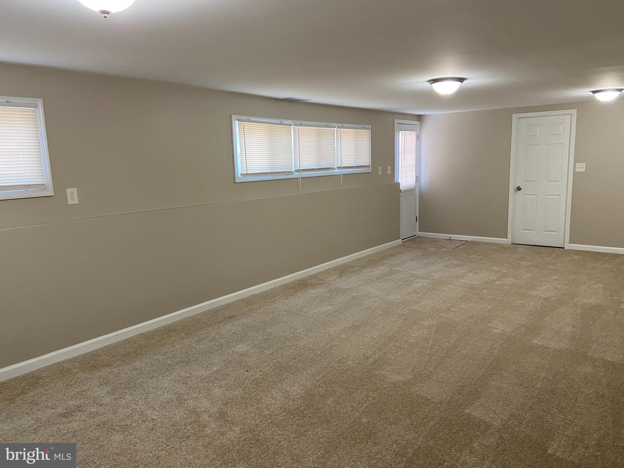 82 West Stephen Drive Newark, DE 19713 - Photo 17 of 17 an empty room with windows