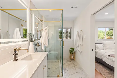 a en suite bathroom with a double vanity sink and mirror