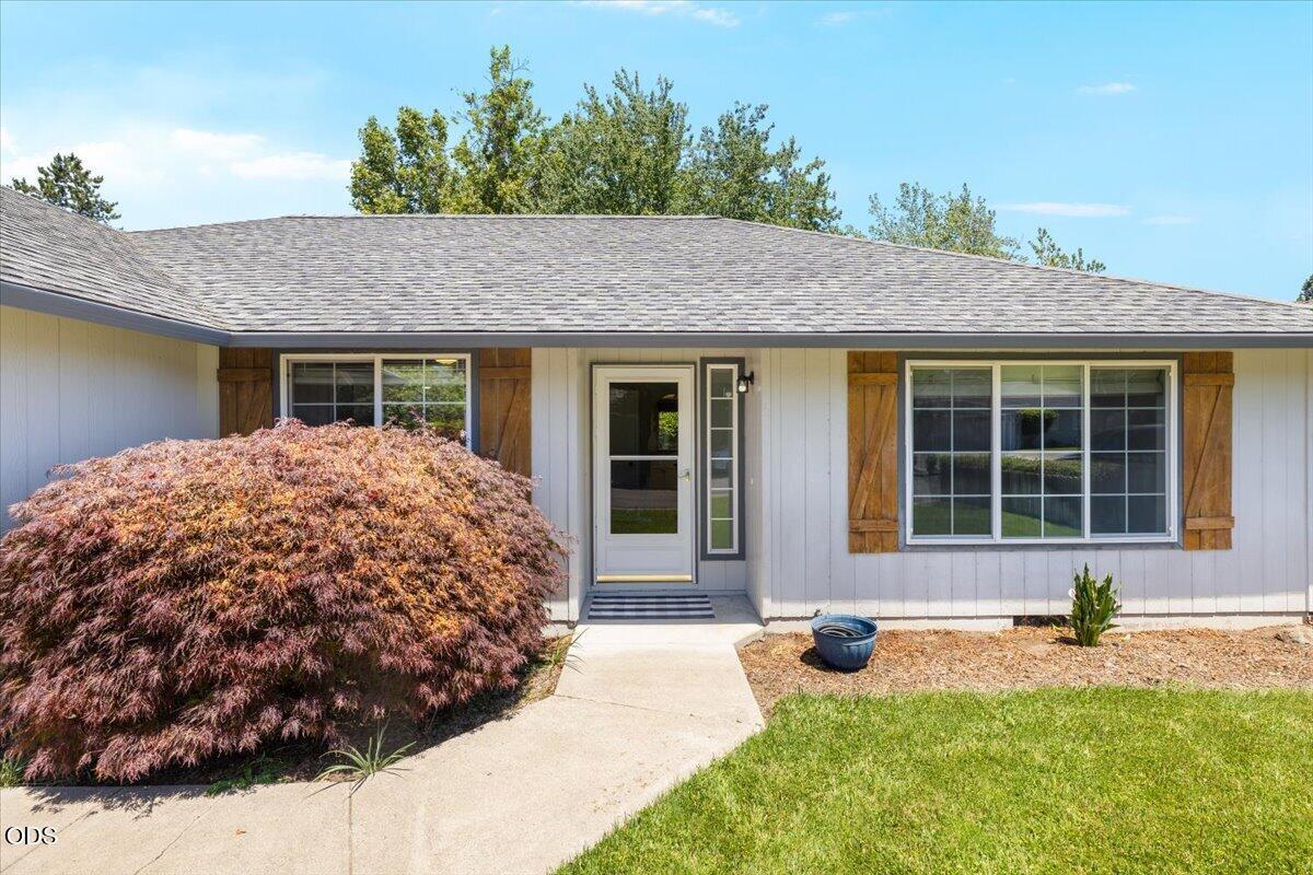 1156 Ginger Way Medford, OR 97501 - Photo 2 of 22