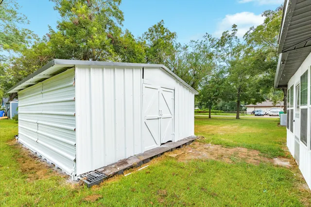 a view of a house with backyard and tree