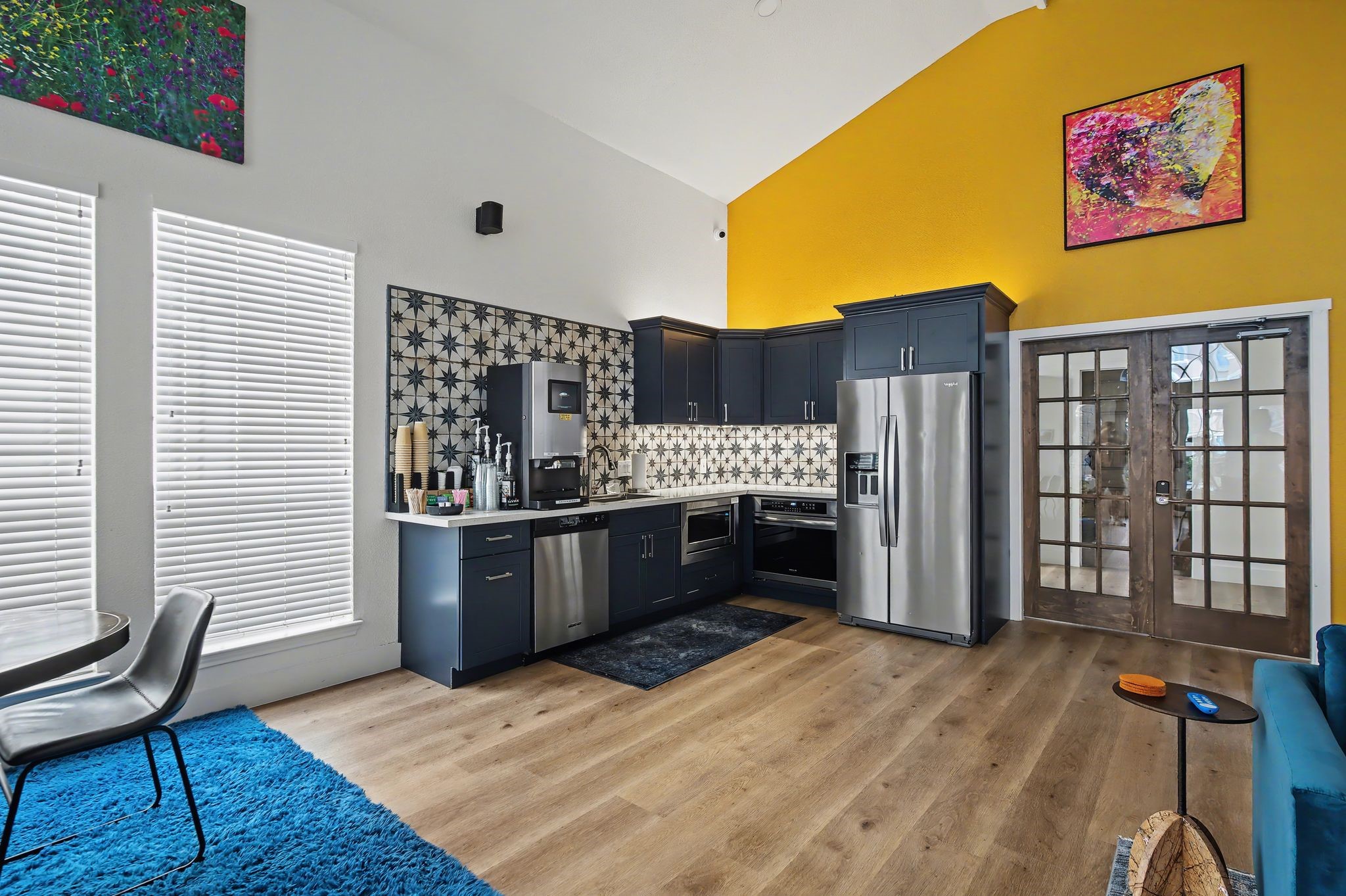 3231 Allen Parkway, Unit 2104 Houston, TX 77019 - Photo 12 of 14 Community clubhouse with an indoor kitchen and coffee station.