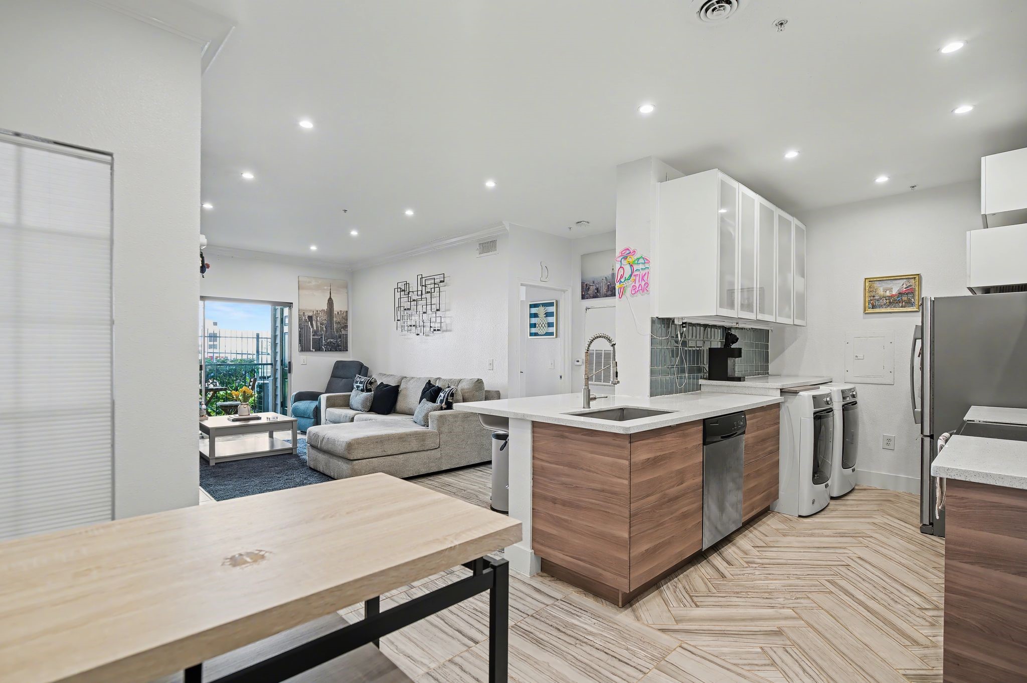 3231 Allen Parkway, Unit 2104 Houston, TX 77019 - Photo 5 of 14 The dining area is just off the kitchen and flows seamlessly into the living area.