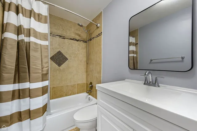 $2,100 | 22180 Navaho Avenue, Sauk Village, IL 60411