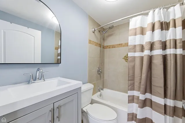 $2,100 | 22180 Navaho Avenue, Sauk Village, IL 60411