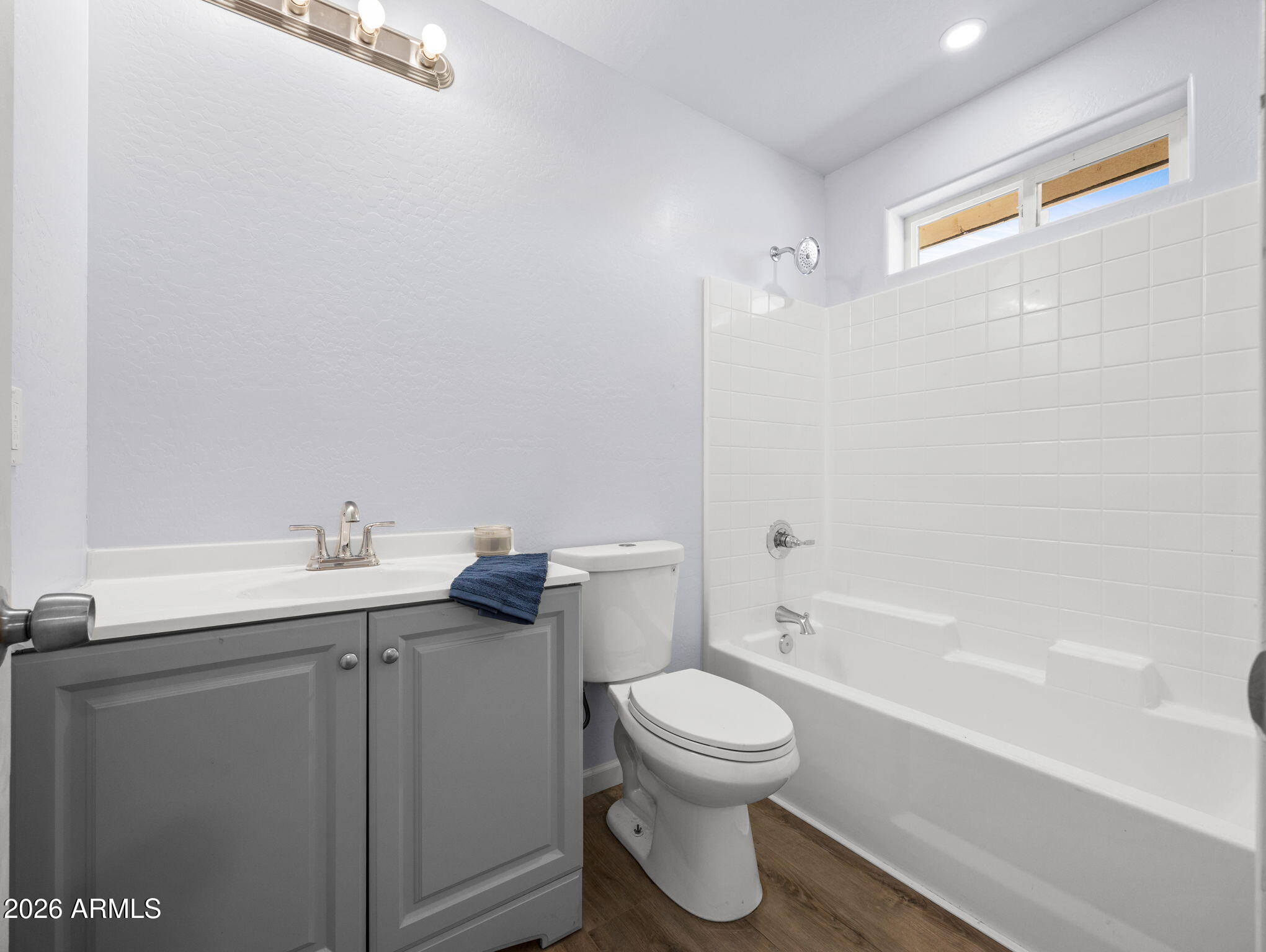 18278 Frontier Road Peeples Valley, AZ 86332 - Photo 25 of 31 a bathroom with a toilet sink and bathtub