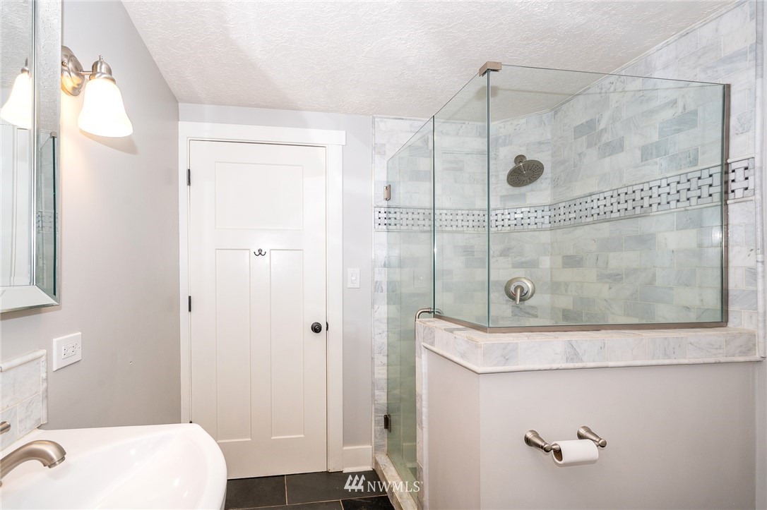 166 Ridgeview Road Chehalis, WA 98532 - Photo 14 of 40 a bathroom with a shower