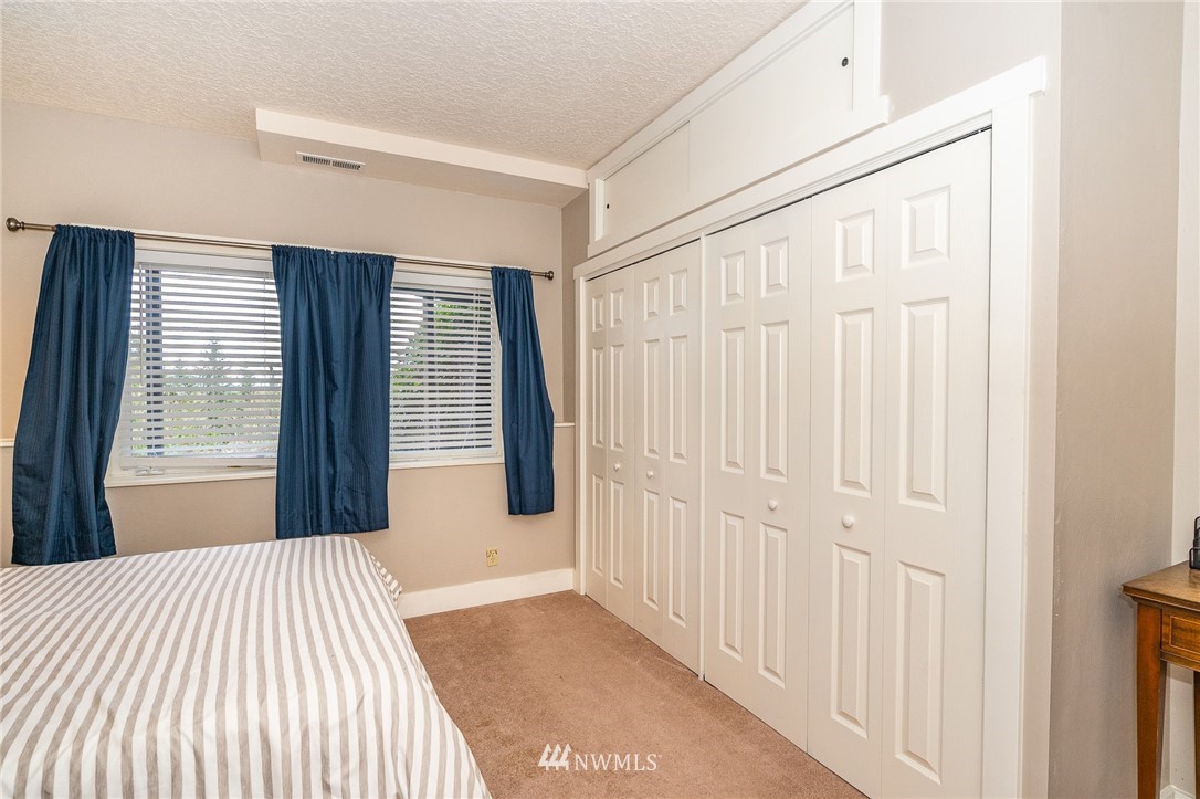 166 Ridgeview Road Chehalis, WA 98532 - Photo 22 of 40 a bedroom with a bed and a window