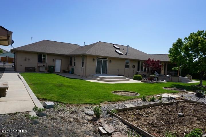 767 East Charron Road Moxee, WA 98936 - Photo 17 of 24 a front view of a house with garden