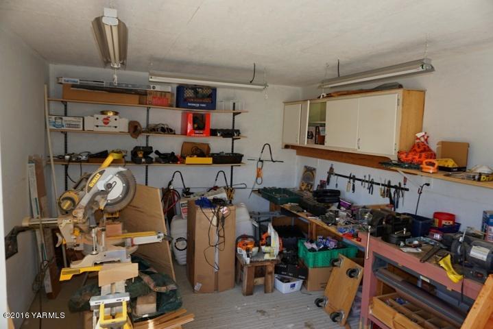 767 East Charron Road Moxee, WA 98936 - Photo 20 of 24 a view of a room with gym equipment