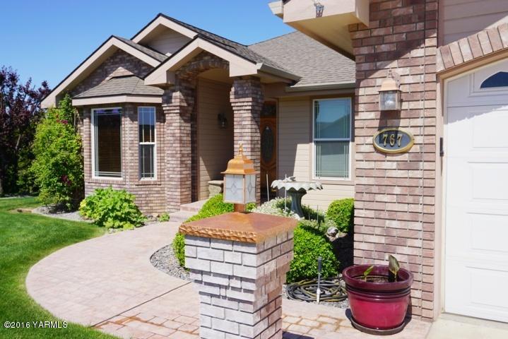 767 East Charron Road Moxee, WA 98936 - Photo 3 of 24 a front view of a house with a garden