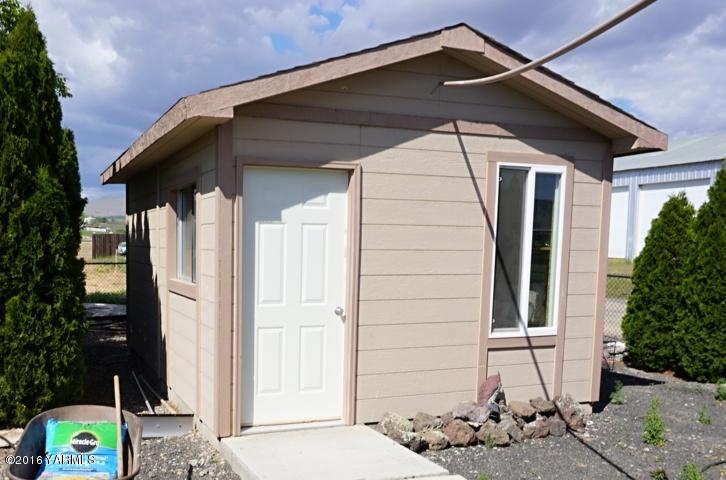 767 East Charron Road Moxee, WA 98936 - Photo 21 of 24 a front view of a house with a yard