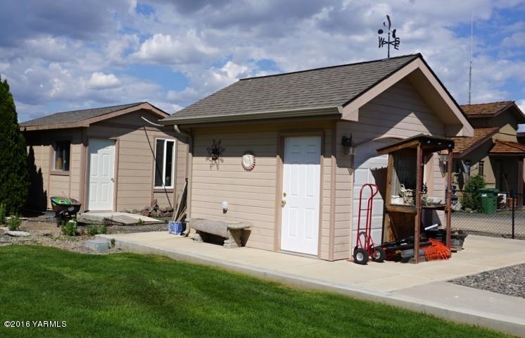 767 East Charron Road Moxee, WA 98936 - Photo 22 of 24 a view of a house with backyard and porch