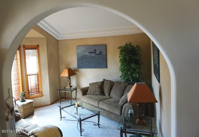767 East Charron Road Moxee, WA 98936 - Photo 5 of 24 a living room with furniture and a window