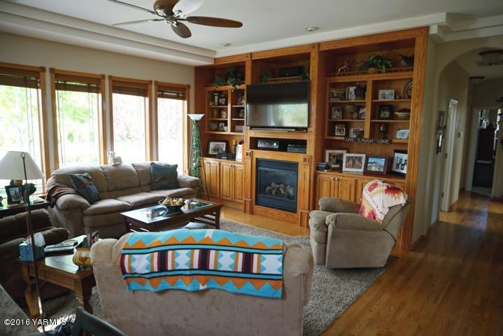 767 East Charron Road Moxee, WA 98936 - Photo 8 of 24 a living room with furniture a ceiling fan and a window