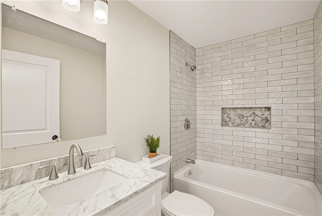 19 Cows Path Road Middletown, RI 02842 - Photo 13 of 40 (actually staged)