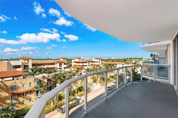 a view of a houses with sky view