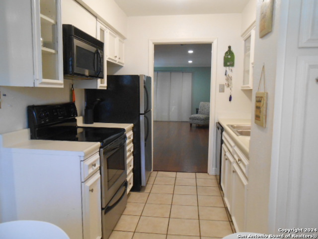 2300 Nacogdoches Road, Unit 118E San Antonio, TX 78209 - Photo 11 of 35 a kitchen with a refrigerator stove and microwave