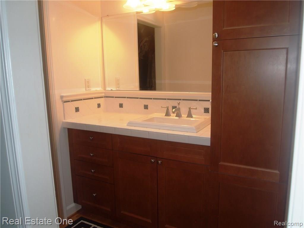 29950 Richmond Road Farmington, MI 48334 - Photo 17 of 36 P1016696.JPG