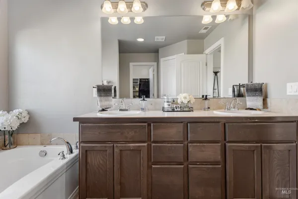 $590,900 | 5483 West Astonte Drive, Meridian, ID 83646