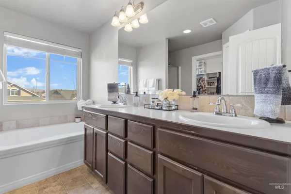 $590,900 | 5483 West Astonte Drive, Meridian, ID 83646