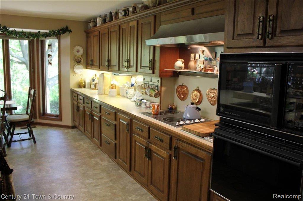 636 Sandstone Drive Rochester, MI 48309 - Photo 8 of 24 Kitchen2.JPG