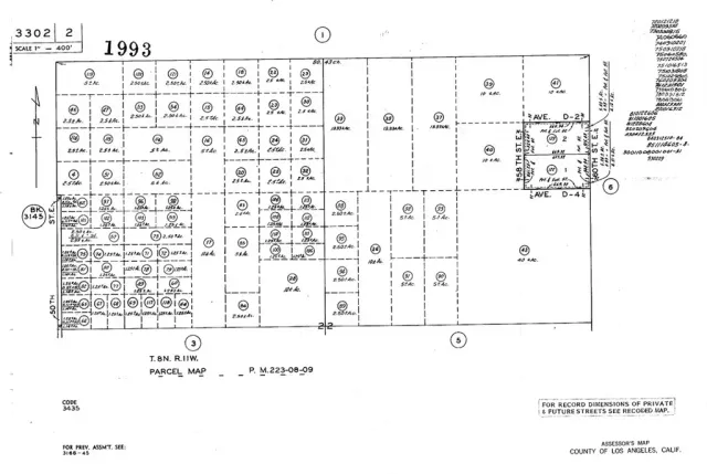 a black and white photo of a picture