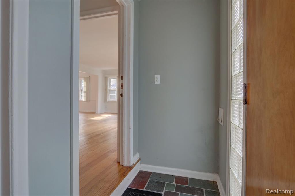 916 Harcourt Road Grosse Pointe, MI 48230 - Photo 7 of 28