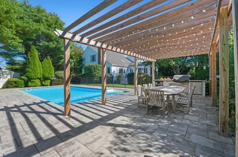 92 Pleasant Lane, Southampton, NY 11968