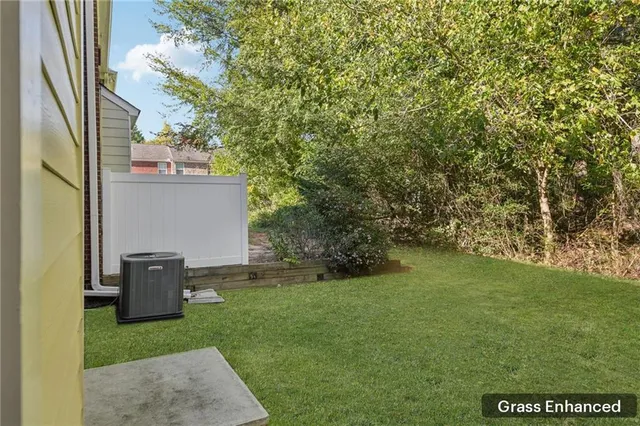 a view of a back yard