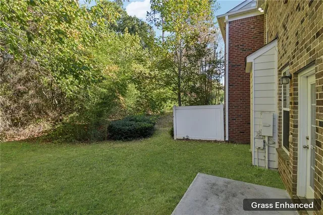 a view of a back yard