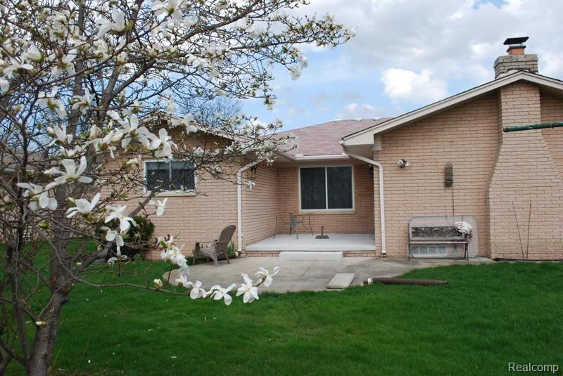 47511 Kathleen Road Macomb, MI 48044 - Photo 2 of 14 DSC_0715