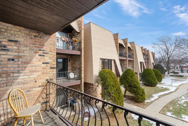 $159,900 | 7306 Blackstone Avenue, Unit 2, Justice, IL 60458