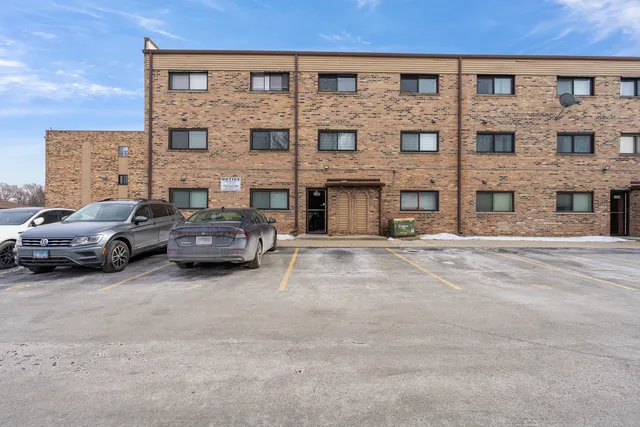 $159,900 | 7306 Blackstone Avenue, Unit 2, Justice, IL 60458