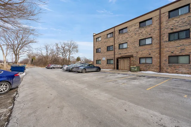$159,900 | 7306 Blackstone Avenue, Unit 2, Justice, IL 60458