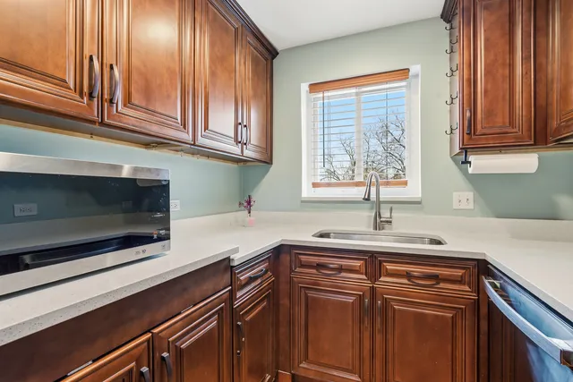 $159,900 | 7306 Blackstone Avenue, Unit 2, Justice, IL 60458