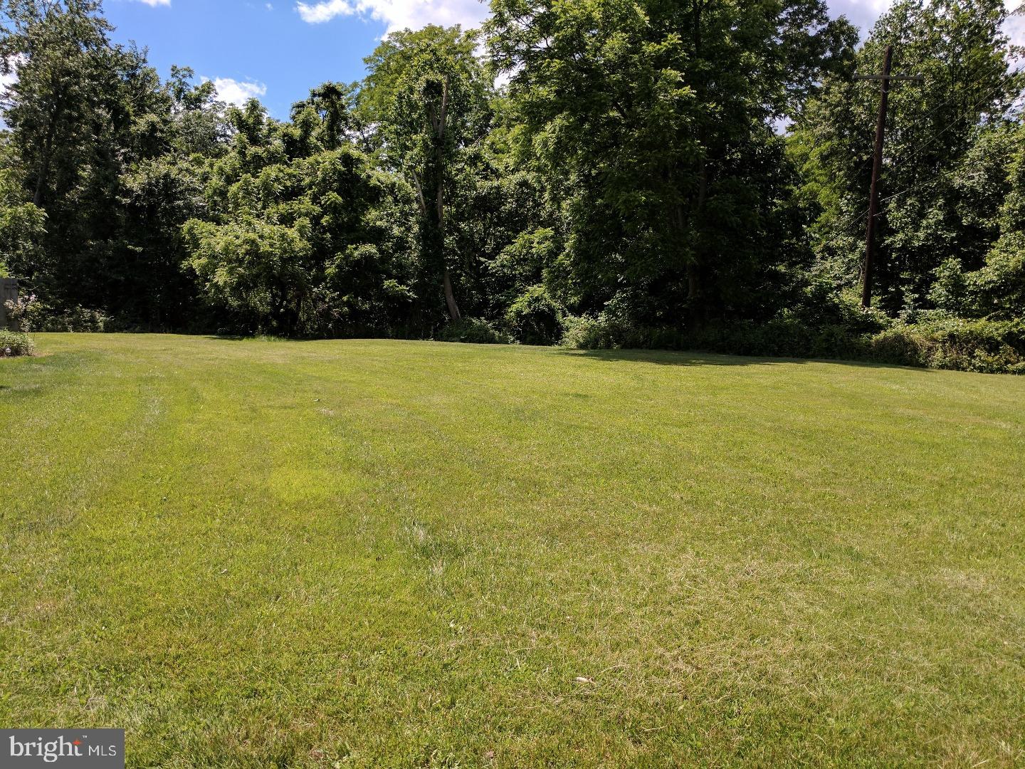 154 B Franklyn Road Ewing, NJ 08628 - Photo 4 of 4 a view of an ocean and a yard