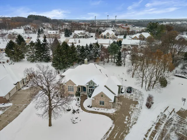 $899,000 | W261N2830 Woodburne Court, Pewaukee, WI 53072