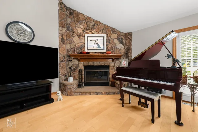 $420,000 | 544 Philip Drive, Bartlett, IL 60103