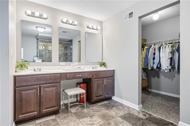 a view of livingroom with furniture