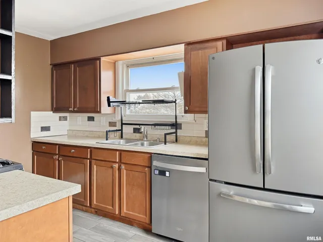 $169,900 | 215 Court Drive, Washington, IL 61571