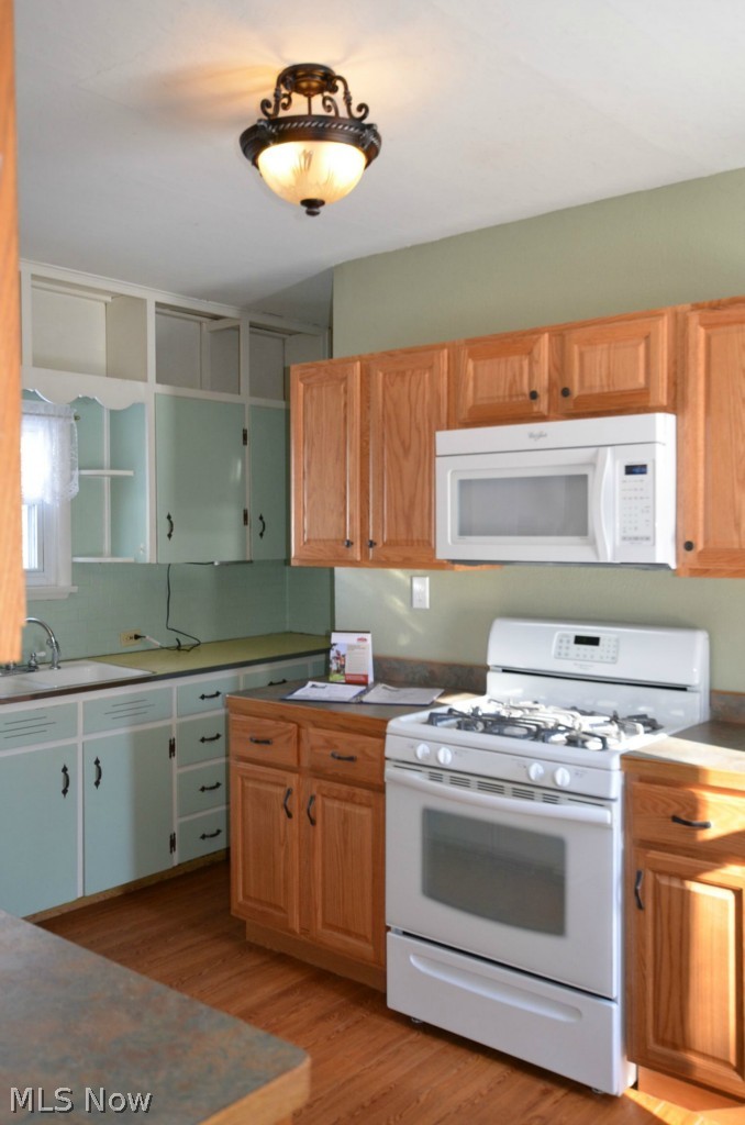 3816 State Road Ashtabula, OH 44004 - Photo 8 of 25 Loads of workspace and cabinets in this sunny Kitchen.