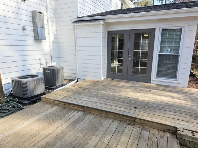 a view of a yard with a house